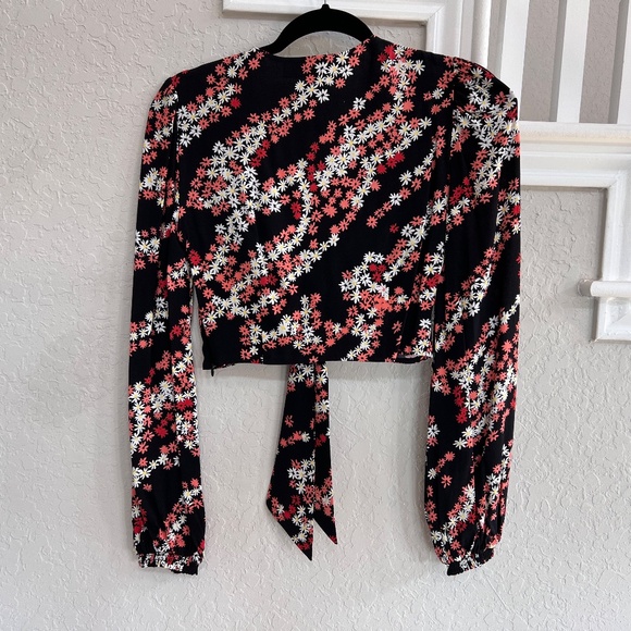 Zoie Floral Sheer Knot-Front Black Crop Top Size 0 - Picture 8 of 12